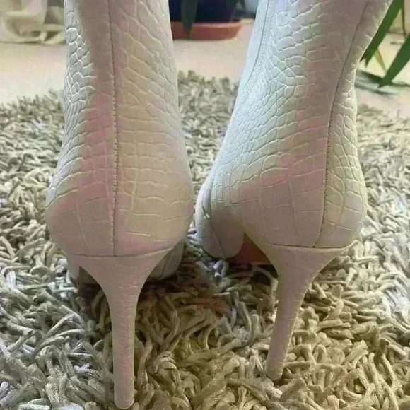 Express Cream/off white ankle boots | Size 9 - Picture 2 of 4